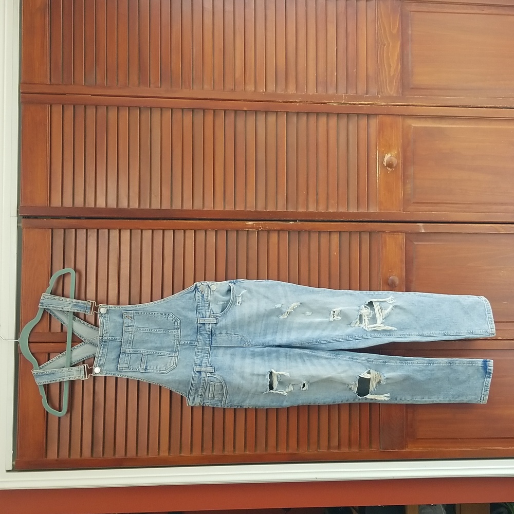 🥳 Host Pick 🥳Garage Lightwash Denim Distressed Bib Overalls